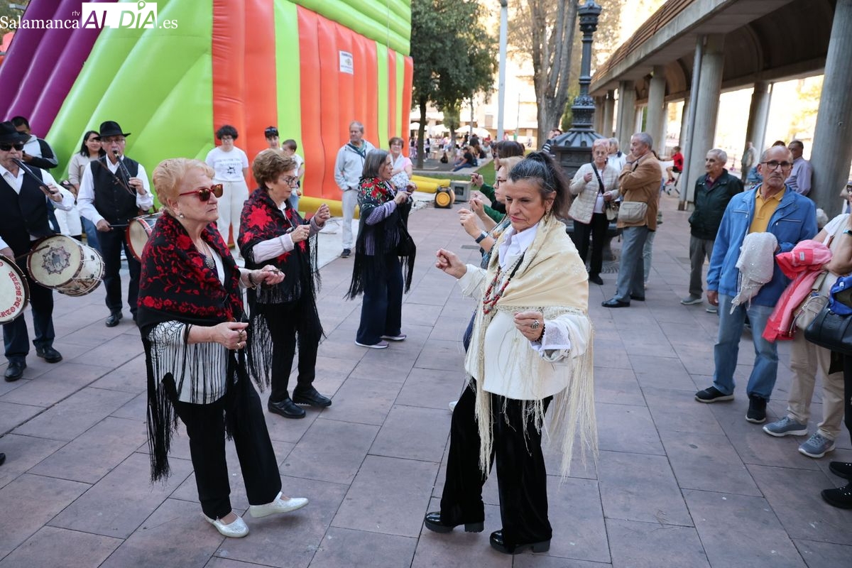 FOTOS | La tradición de los tamborileros y el ritmo de la charanga encienden la tarde de fiestas en Garrido