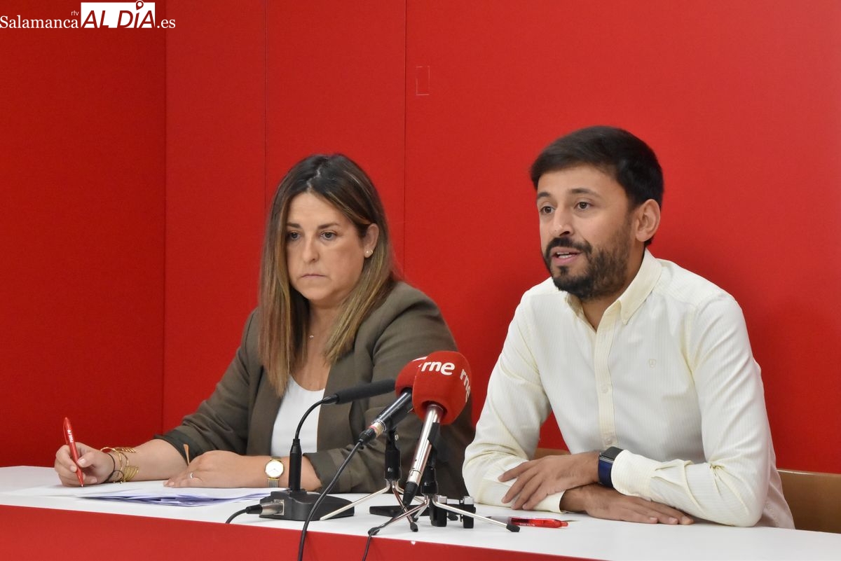 Usuarios tirados en las aceras y autobuses hasta los topes: duras críticas al caos del nuevo Buscyl