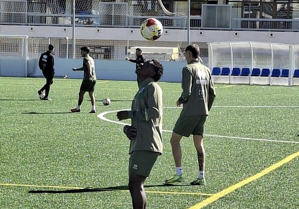 El joven mediocentro camerunés Henry Hiobi, a prueba esta semana con Unionistas