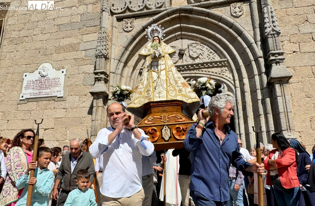 Macotera se echa a la calle para acompañar a su Virgen de la Encina