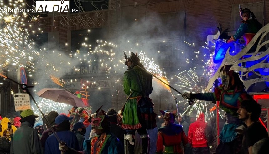 Damonion vuelve a Peñaranda con un sorprendente y renovado espectáculo de fuego y música muy peñarandino