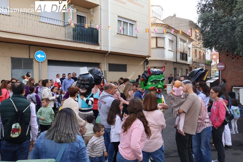 Los cabezudos llenan de alegría la Plaza de San Miguel en las fiestas del barrio