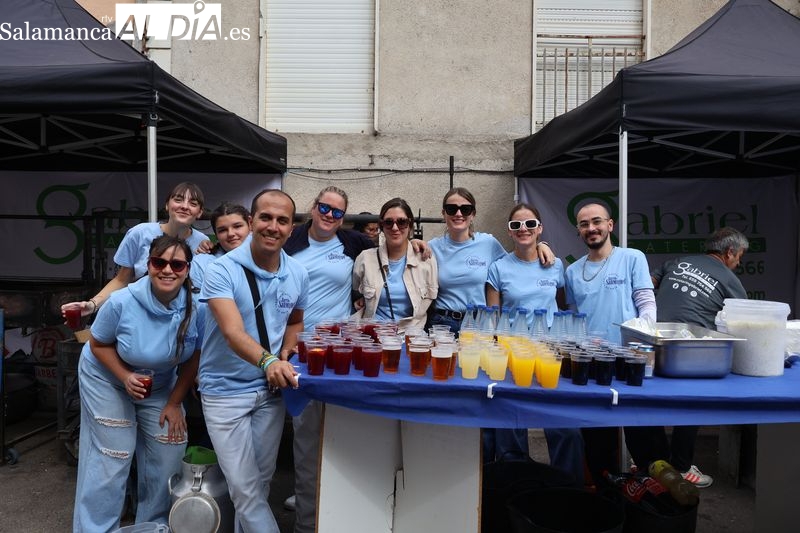 La fideuá congrega a más de 200 vecinos en la Plaza de San Miguel