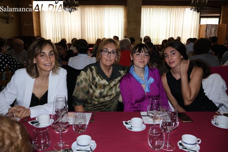 El Barrio San Miguel cierra sus fiestas con la comida de hermandad en el restaurante Doña Matea