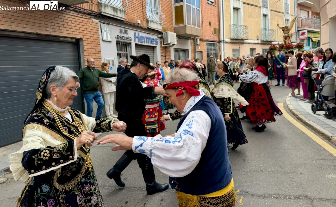 Cientos de peñarandinos acompañan a San Miguel Arcángel en su día grande