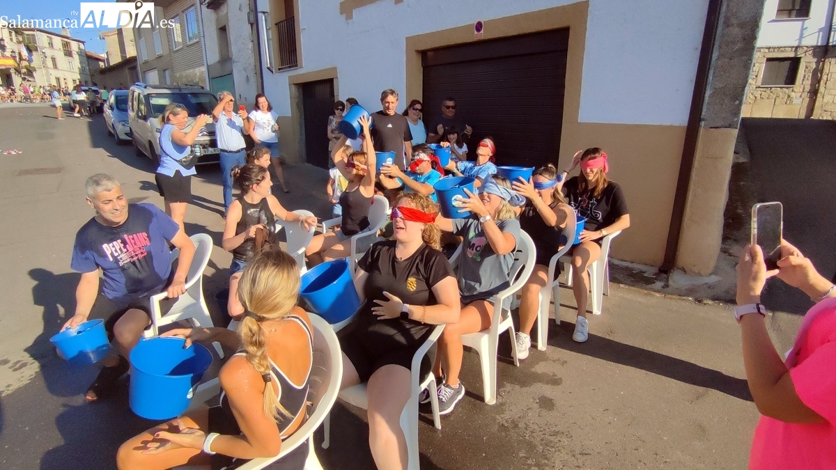 Las peñas de Mieza encienden la mecha de las fiestas con una multitudinaria yincana