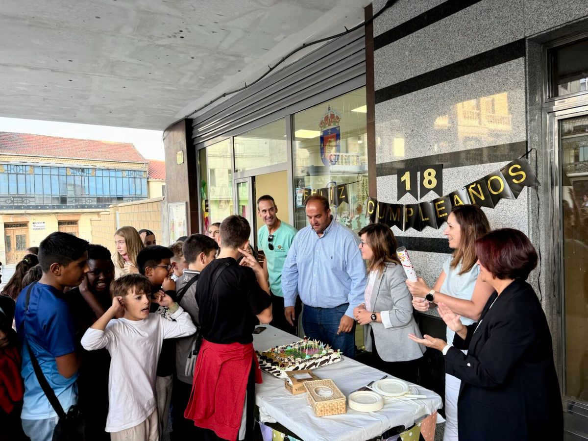 Tarta gigante, música y juegos para celebrar los 18 años de Guijuelo Joven (Fotos)