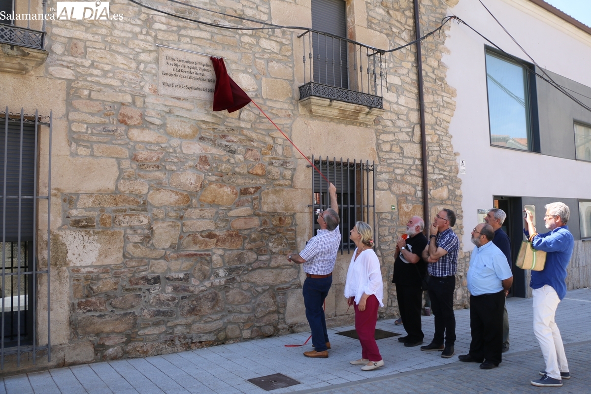 Vitigudino inmortaliza a su pintor Vidal González Arenal con una placa en la fachada del Ayuntamiento