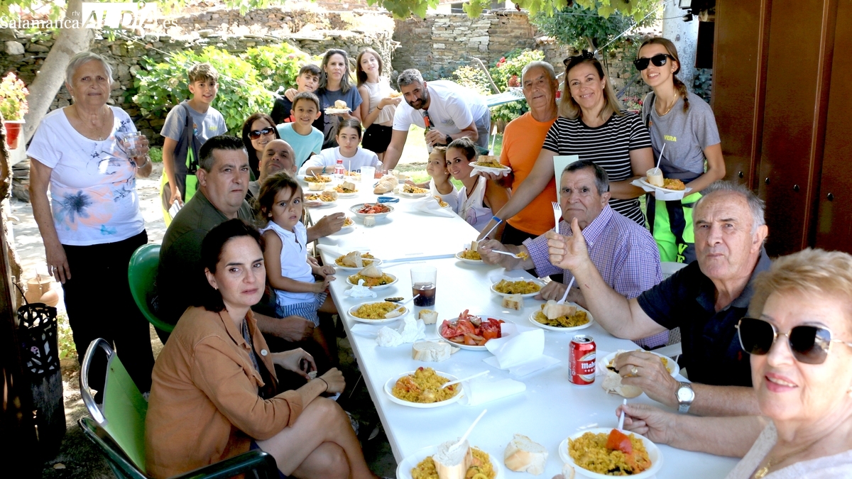 En Villares de Yeltes cogen fuerzas con una paella de 300 raciones