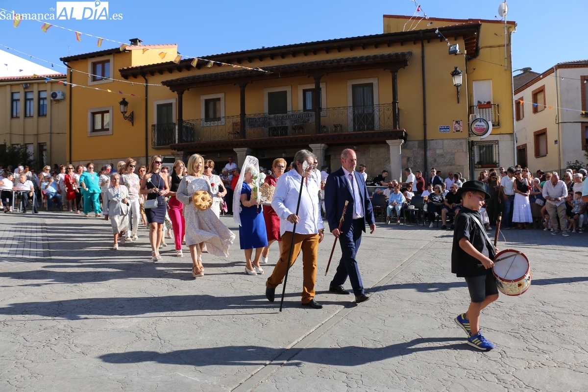 Las Madrinas ponen la nota tradicional a las fiestas de Mieza con la ofrenda de roscas a la Virgen del Árbol