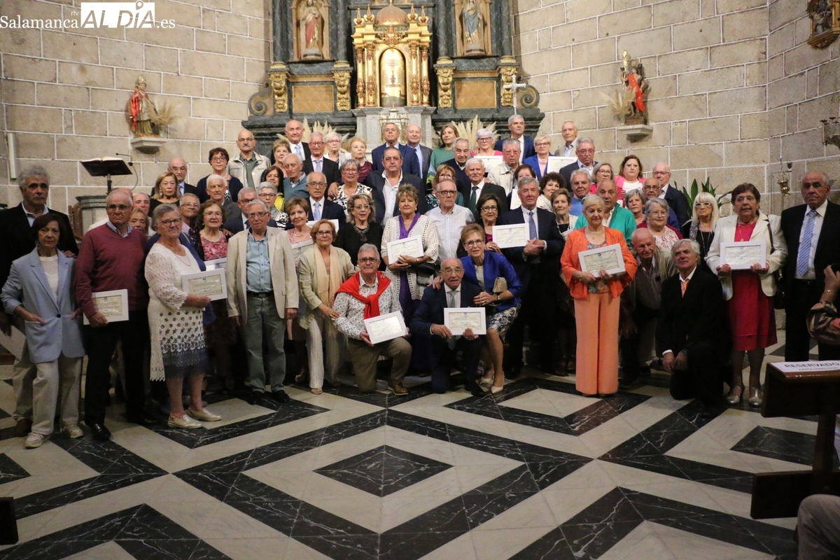 Más de 400 mayores homenajean en Villavieja de Yeltes a 35 matrimonios de oro