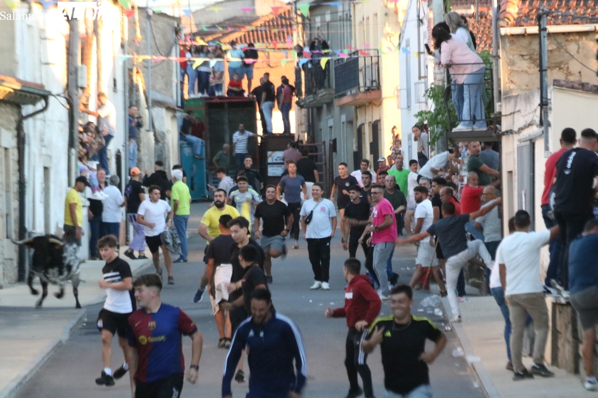 Bañobárez da la salida a sus fiestas con un animado toro de cajón
