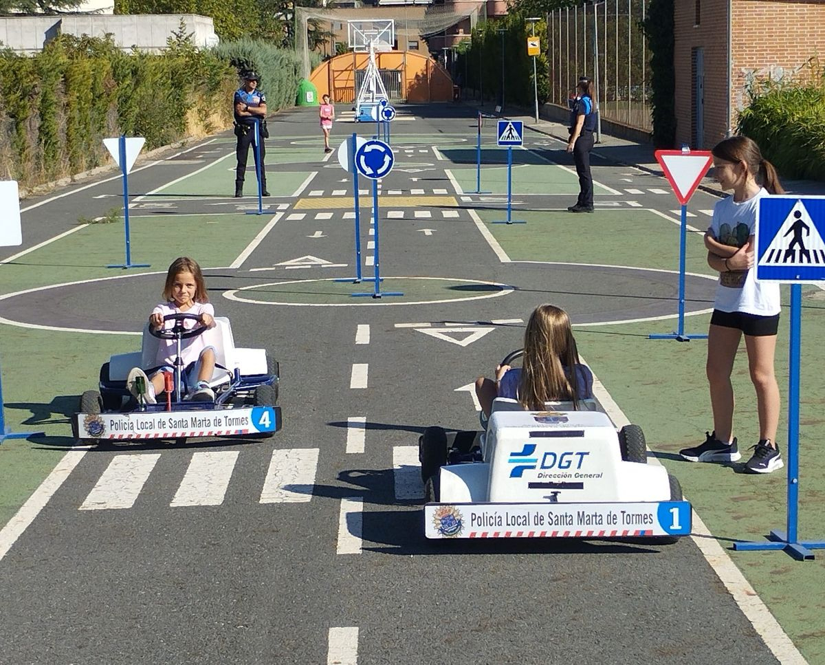 FOTOS | Más de 50 escolares de Santa Marta aprenden seguridad vial con karts en el inicio de la Semana de la Movilidad