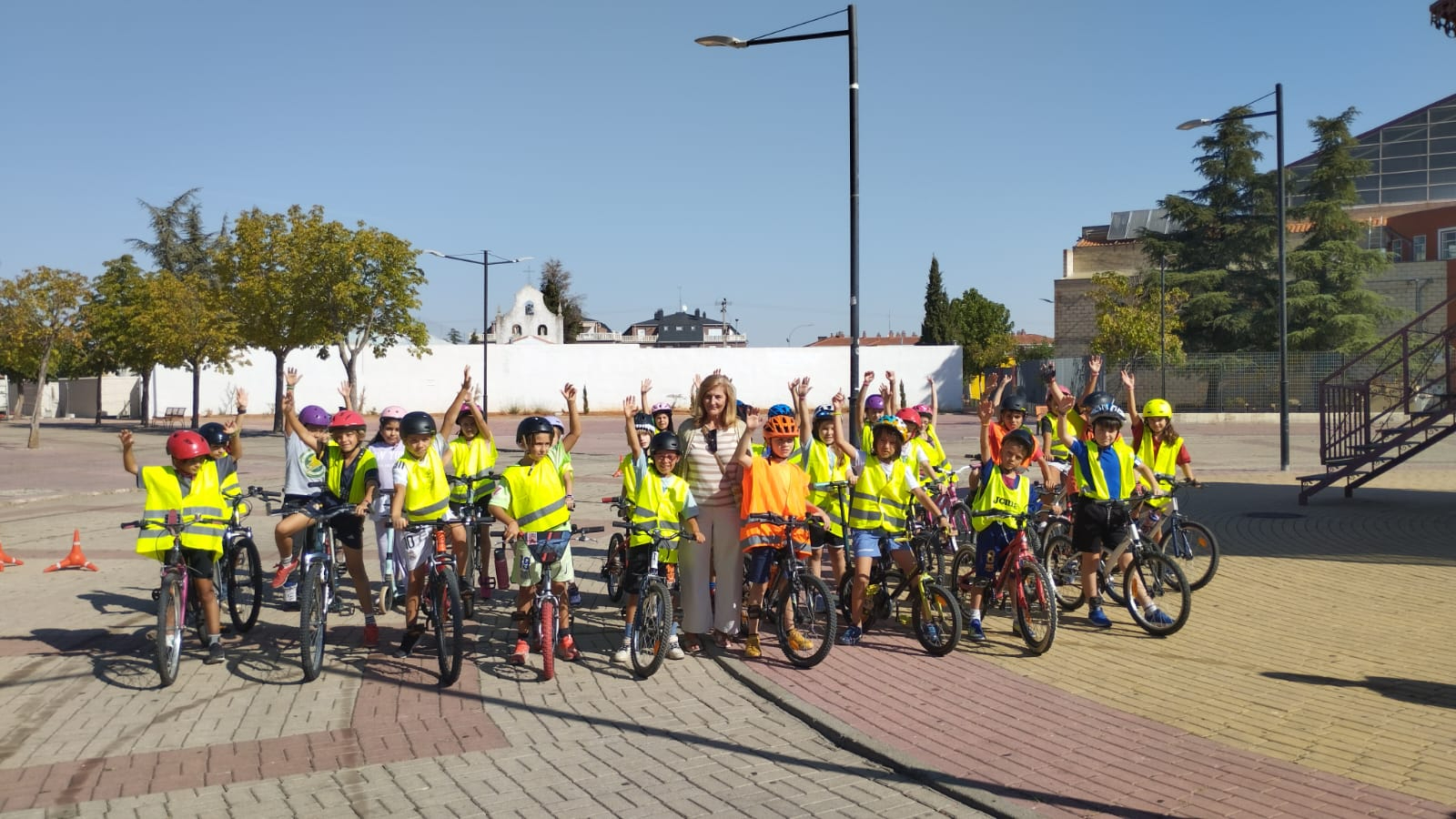 La movilidad sostenible sobre ruedas: 127 niños de Infantil y Primaria se suman al taller Aprende a montar en bici