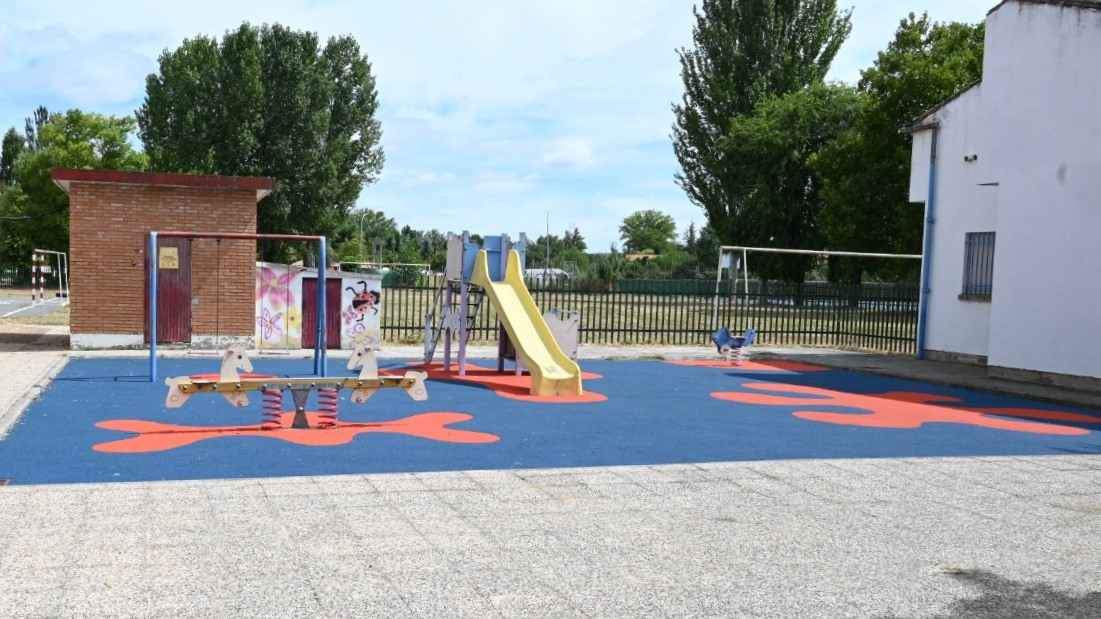 Renovado el suelo del parque infantil del Colegio Arrabal del Puente