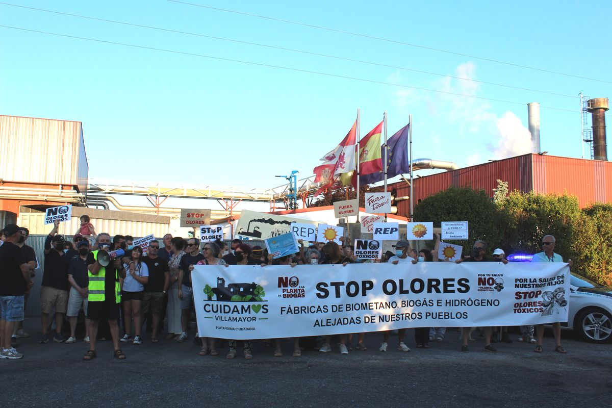 Los vecinos de Villamayor, hartos de los malos olores: Respirar aire limpio es un derecho, no un privilegio