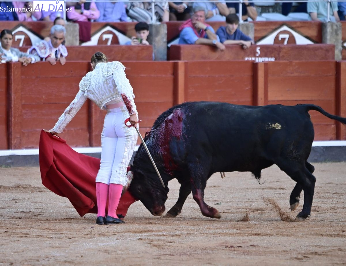 Cartel netamente femenino y una puerta grande
