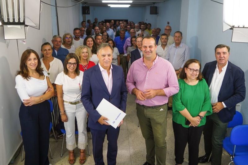 Carbayo acusa a Sánchez de condenar a los salmantinos al desamparo y al PSOE de adular a su líder a cualquier precio