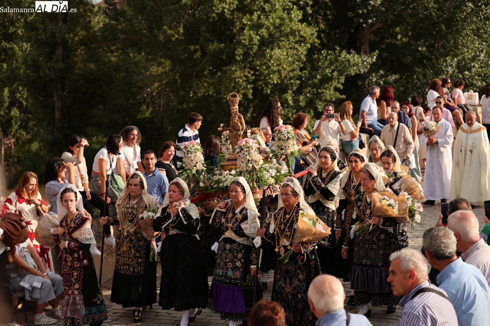 VÍDEO y FOTOS | Salamanca se rinde a la Virgen de la Vega en una procesión multitudinaria
