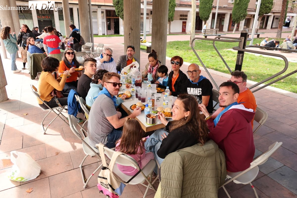 FOTOS | Garrido celebra su día de convivencia con una gran paella popular en la plaza de Barcelona