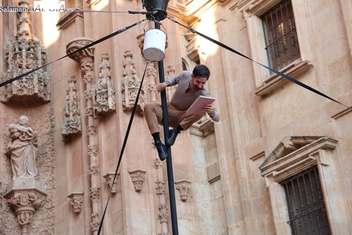 VÍDEO y FOTOS | El surrealismo y la magia de dos panaderos conquistan al público del Festival de Artes de Calle