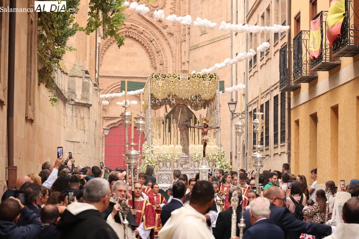 VÍDEO Y FOTOS | Salamanca arropa a la Virgen de la Esperanza en una procesión histórica