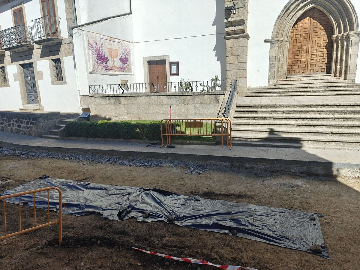Hallan restos óseos humanos en las obras del entorno de la iglesia de San Juan de Béjar