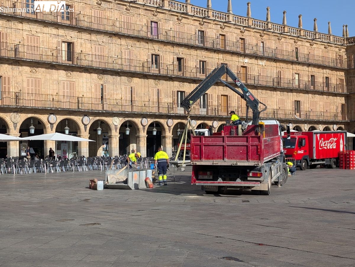 La Plaza Mayor de Salamanca recupera sus icónicos bancos 