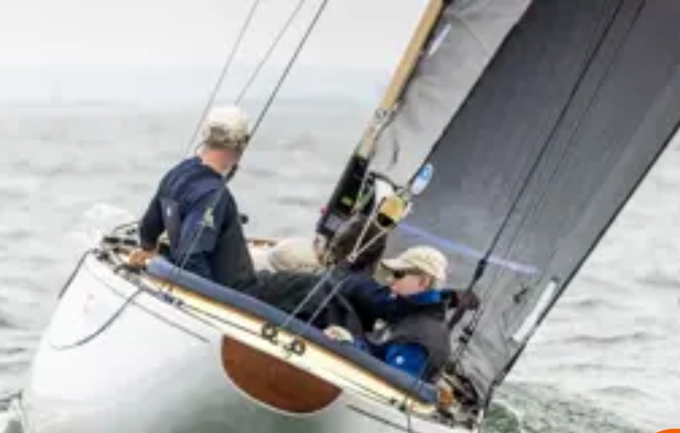 El Rey Juan Carlos I, al mando de El Bribón, firma dos victorias y se coloca líder en el Mundial de 6 Metros