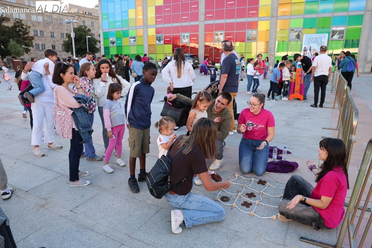 FOTOS | Juegos infantiles y verbena llenan de vida la plaza de la Concordia por las fiestas de Salesas y Labradores