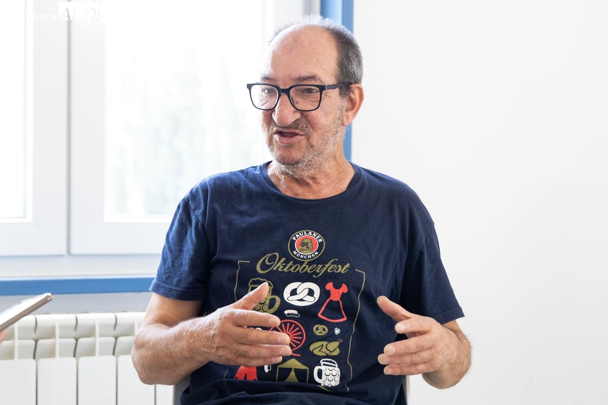 La segunda vida del jubilado salmantino que cambió el parque por ayudar en el centro que le rescató