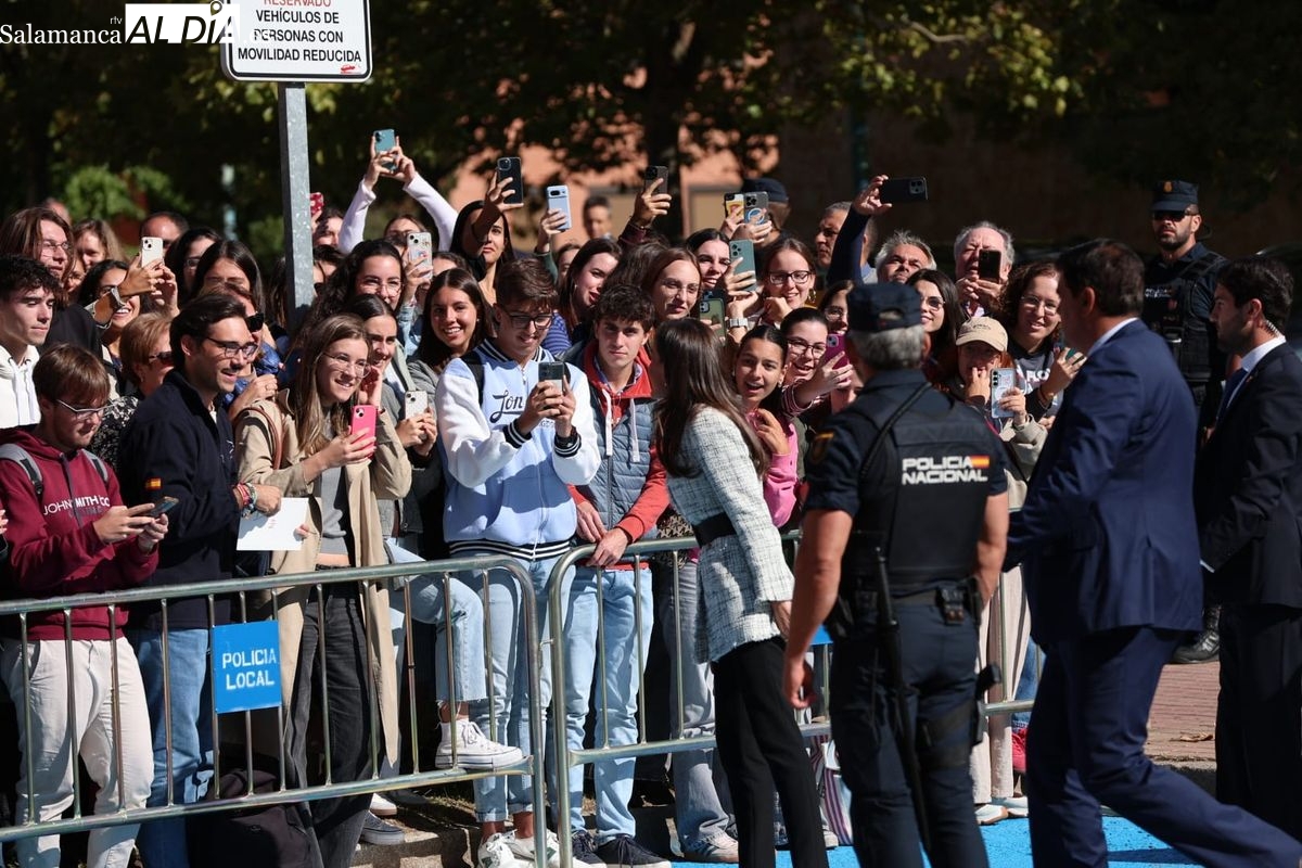 VÍDEO y FOTOS | La reina Letizia, recibida en Salamanca entre gritos de ¡Viva la Reina! y ¡Viva España!