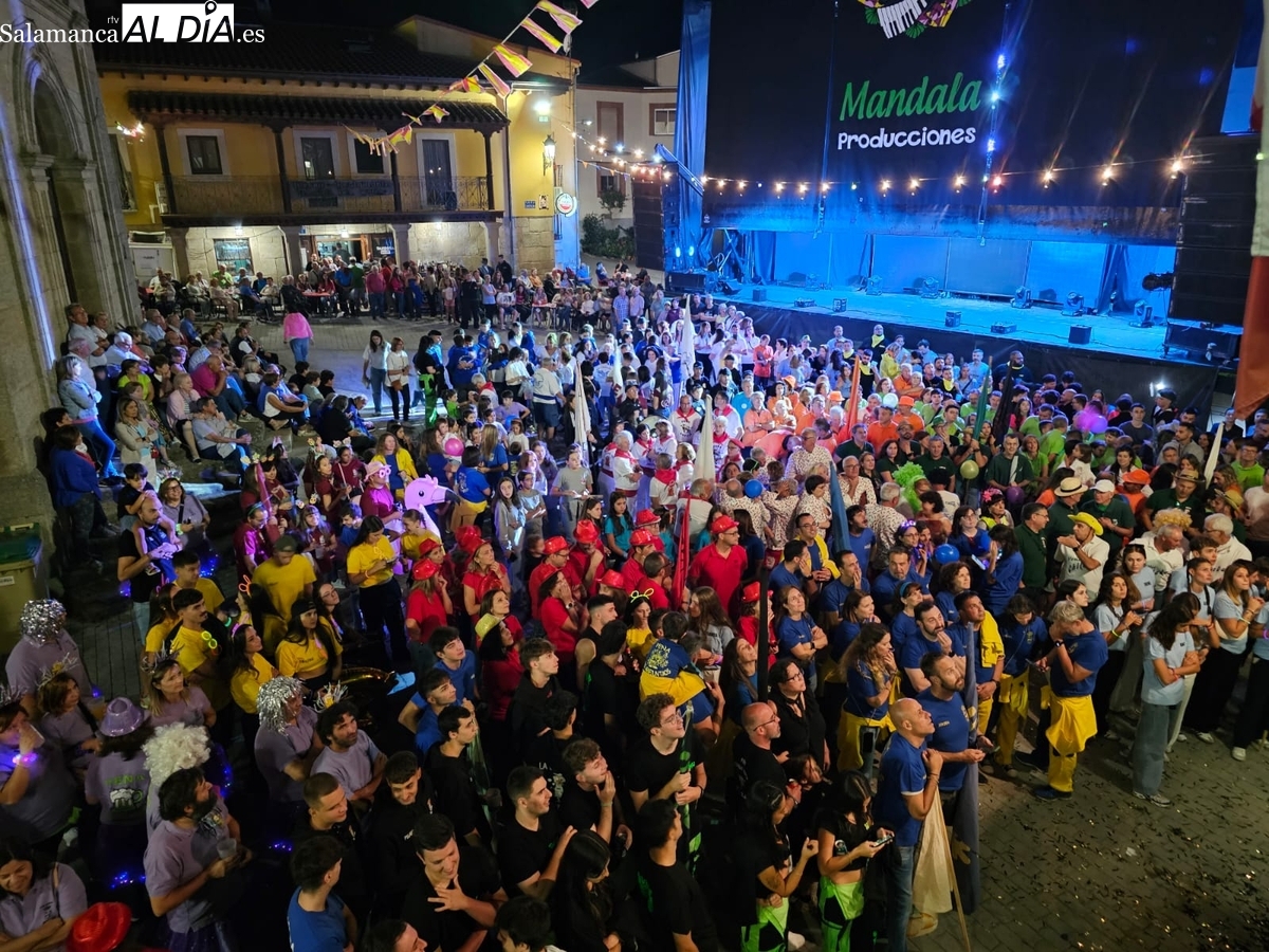 El colorido de 30 peñas y un emotivo pregón de Alicia Lorenzo dan inicio a las fiestas de Mieza