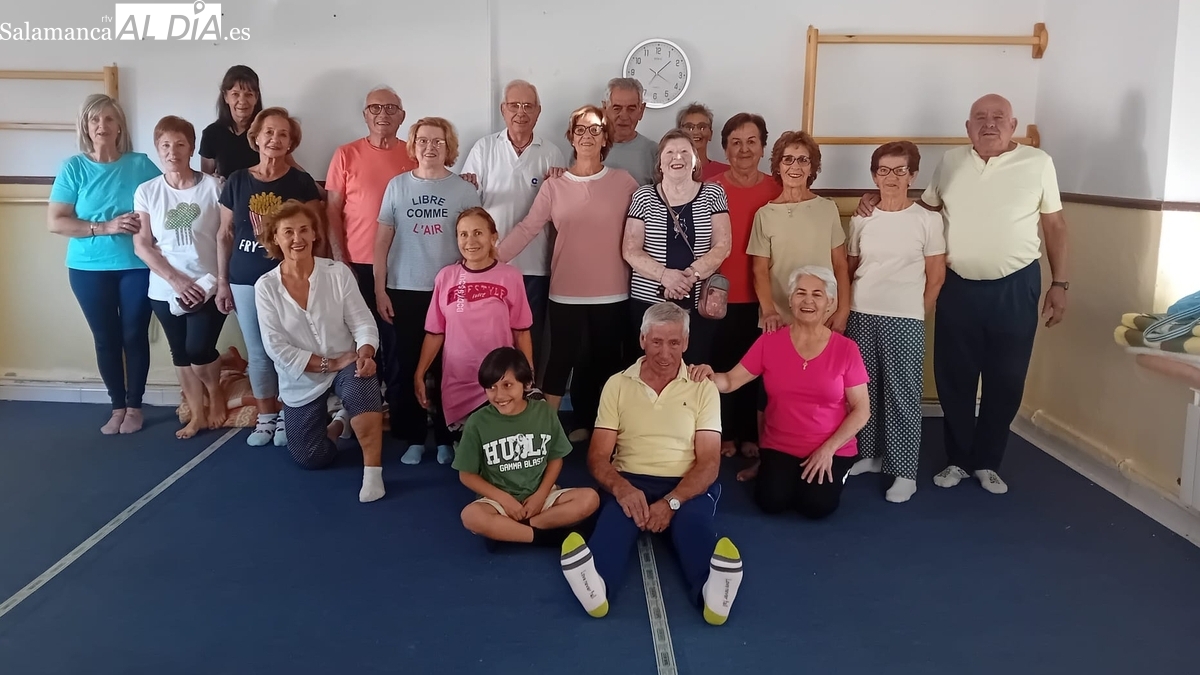 El yoga vuelve a Cipérez con una veintena de participantes y un marcado carácter solidario