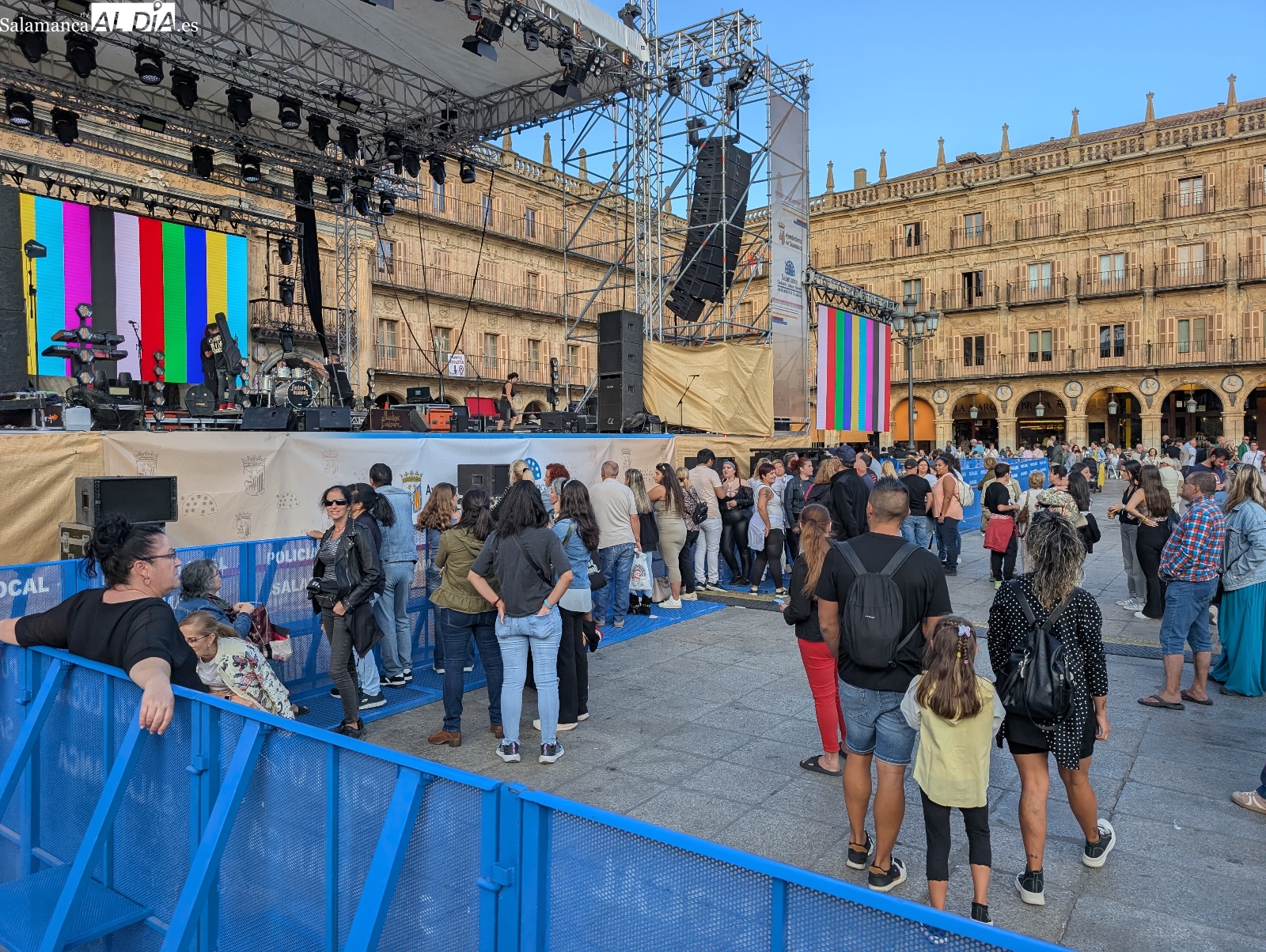 Los seguidores de Medina Azahara cogen sitio para disfrutar del concierto en Salamanca   