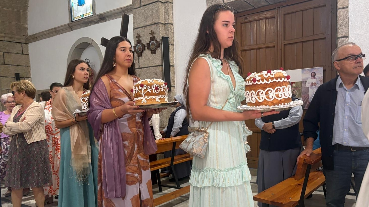 Fuenteliante honra a la Virgen del Rosario con la tradicional ofrenda y subasta de roscas