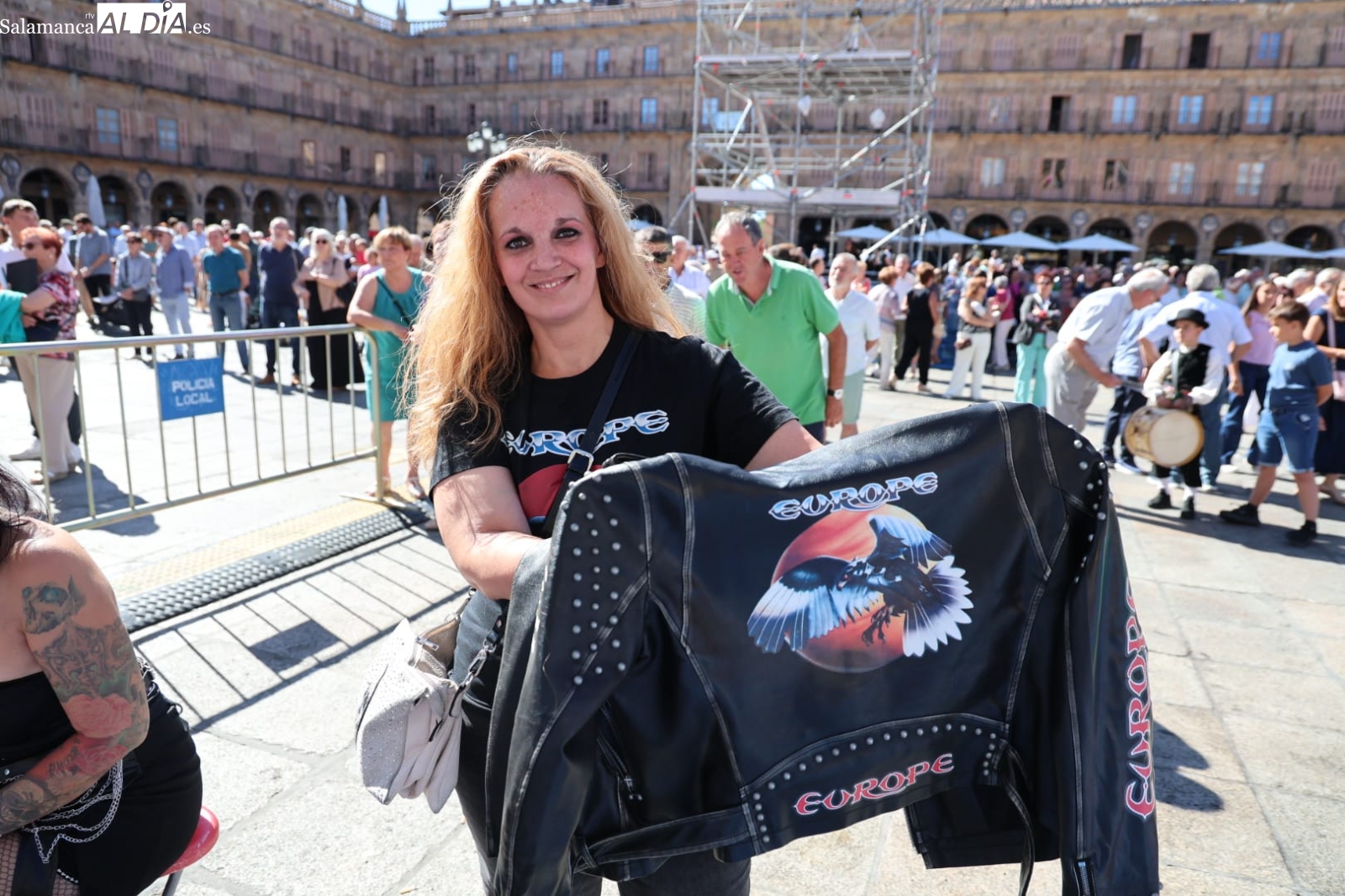 Laura, la salmantina que lleva desde las ocho de la mañana en la Plaza Mayor para tener un sitio en primera fila para ver a Europe: Es un sueño cumplido