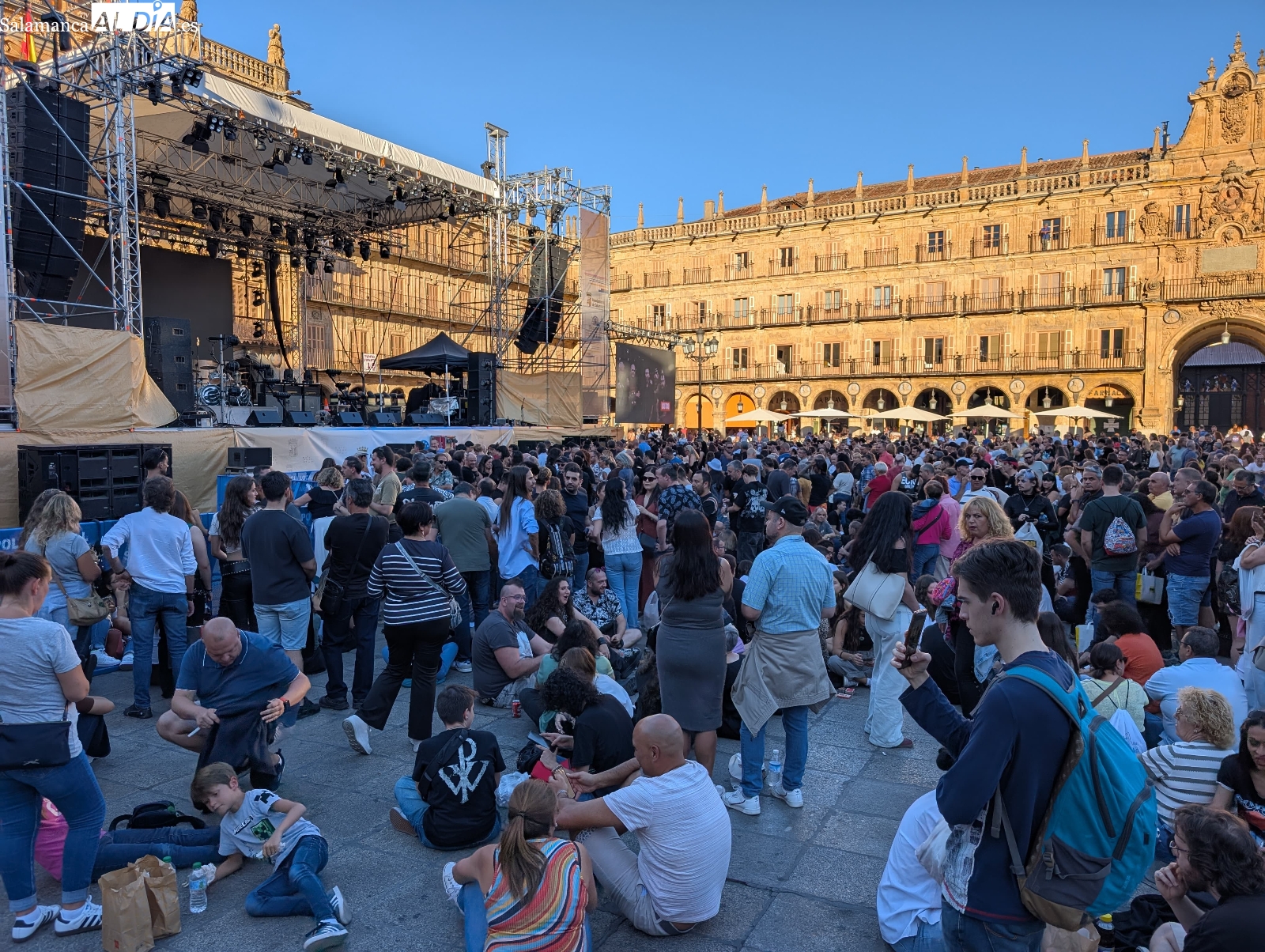 Paraguas, sillas o abanicos, los primeros fans de Europe ya guardan sitio en la Plaza Mayor horas antes de su concierto 
