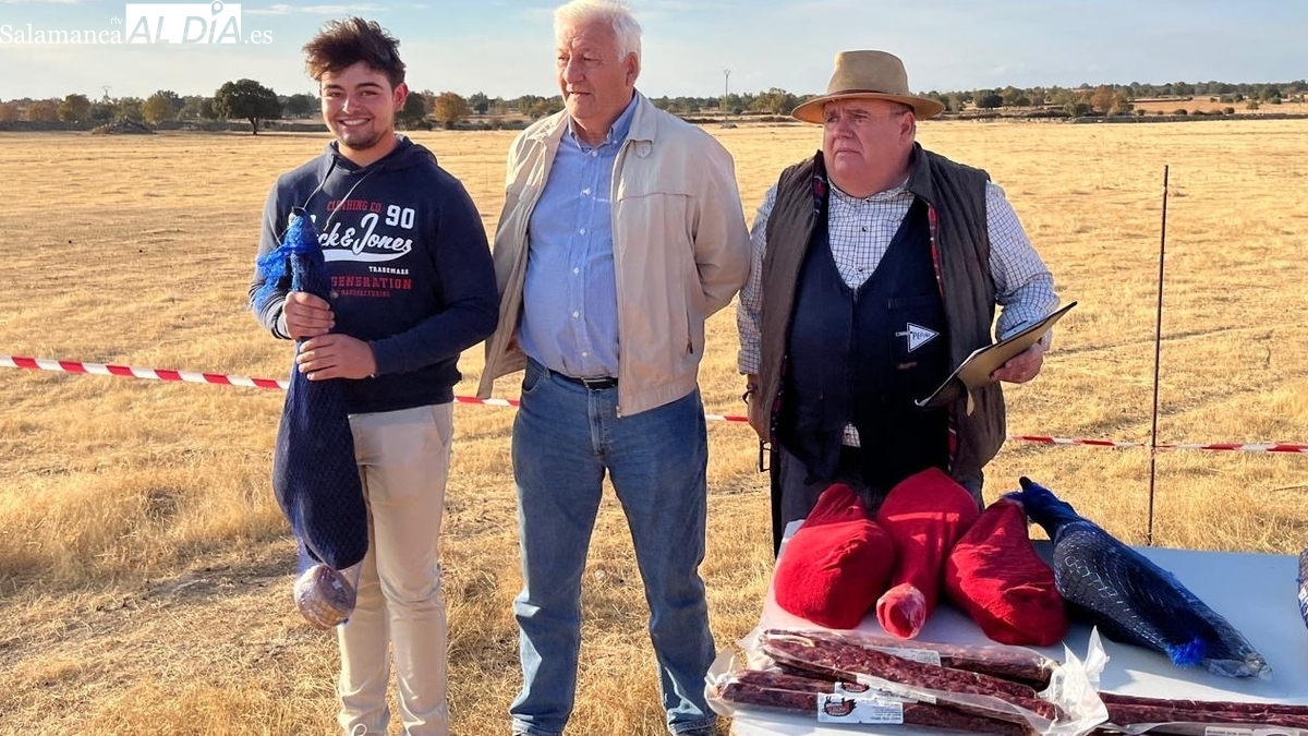 El joven tirador Óscar Velasco se impone en la exigente tirada al plato de Villar de Peralonso