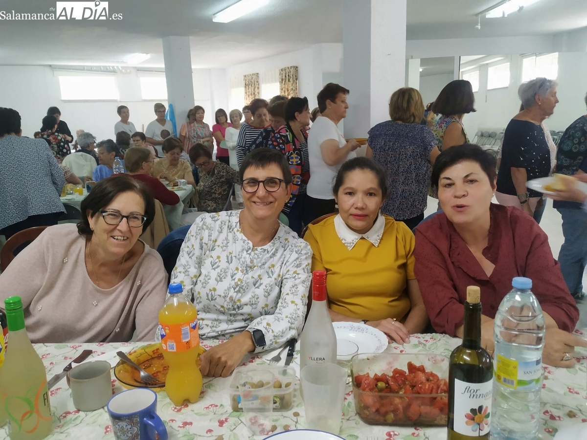 Casi un centenar de socias de la Asociación de Mujeres de Lumbrales participan en la tradicional jornada de convivencia