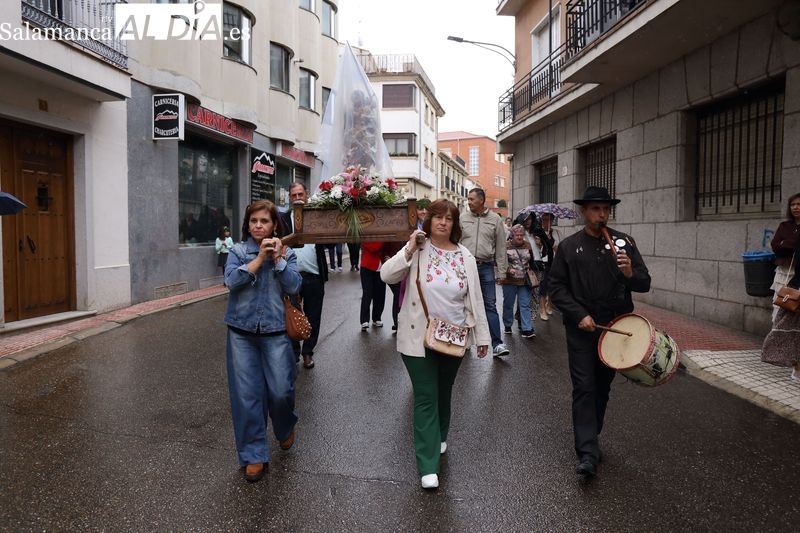 La procesión de San Miguel recorre el barrio bajo la lluvia
