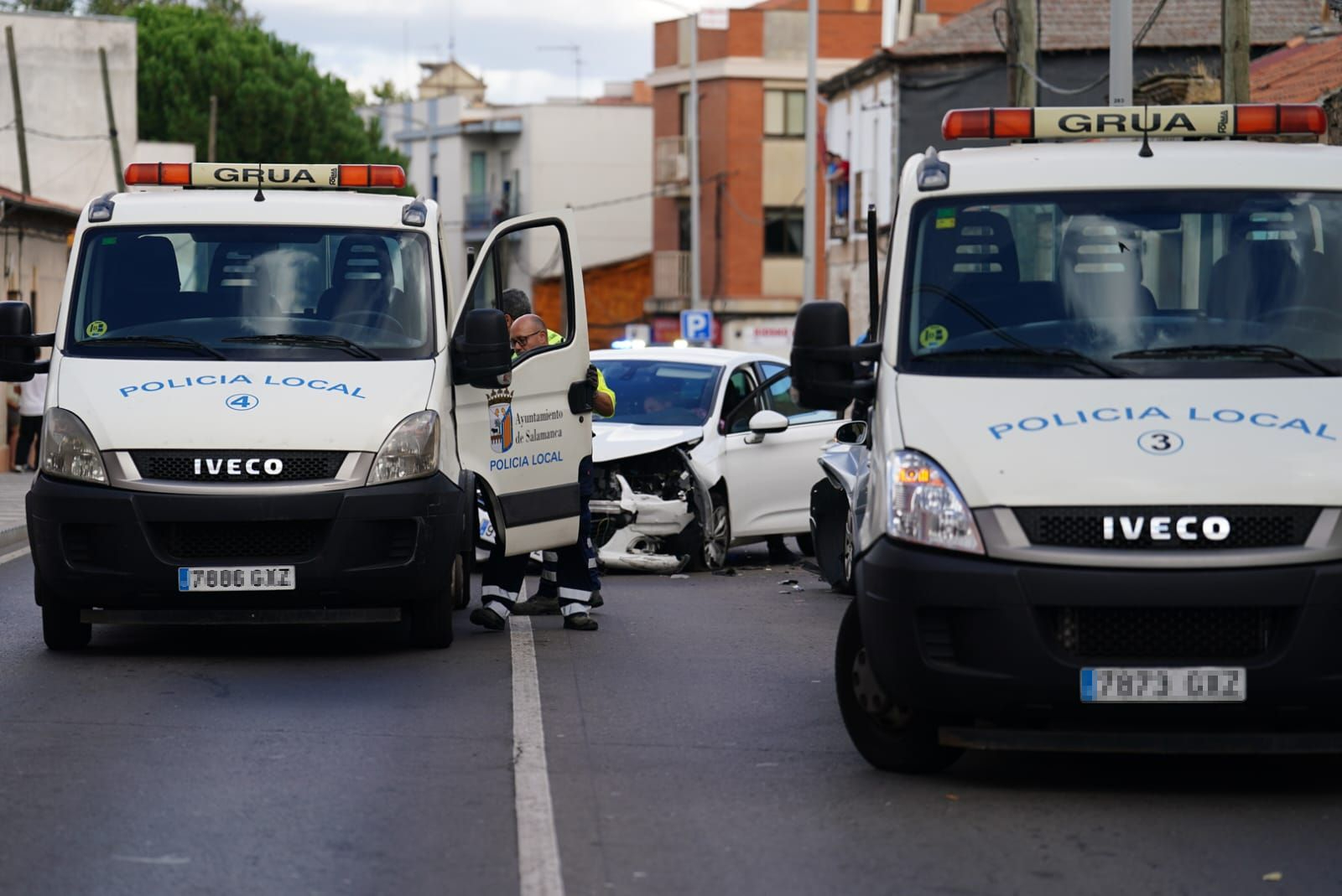 Aparatoso accidente por colisión frontal en la calle Juan Pablo II de Salamanca 
