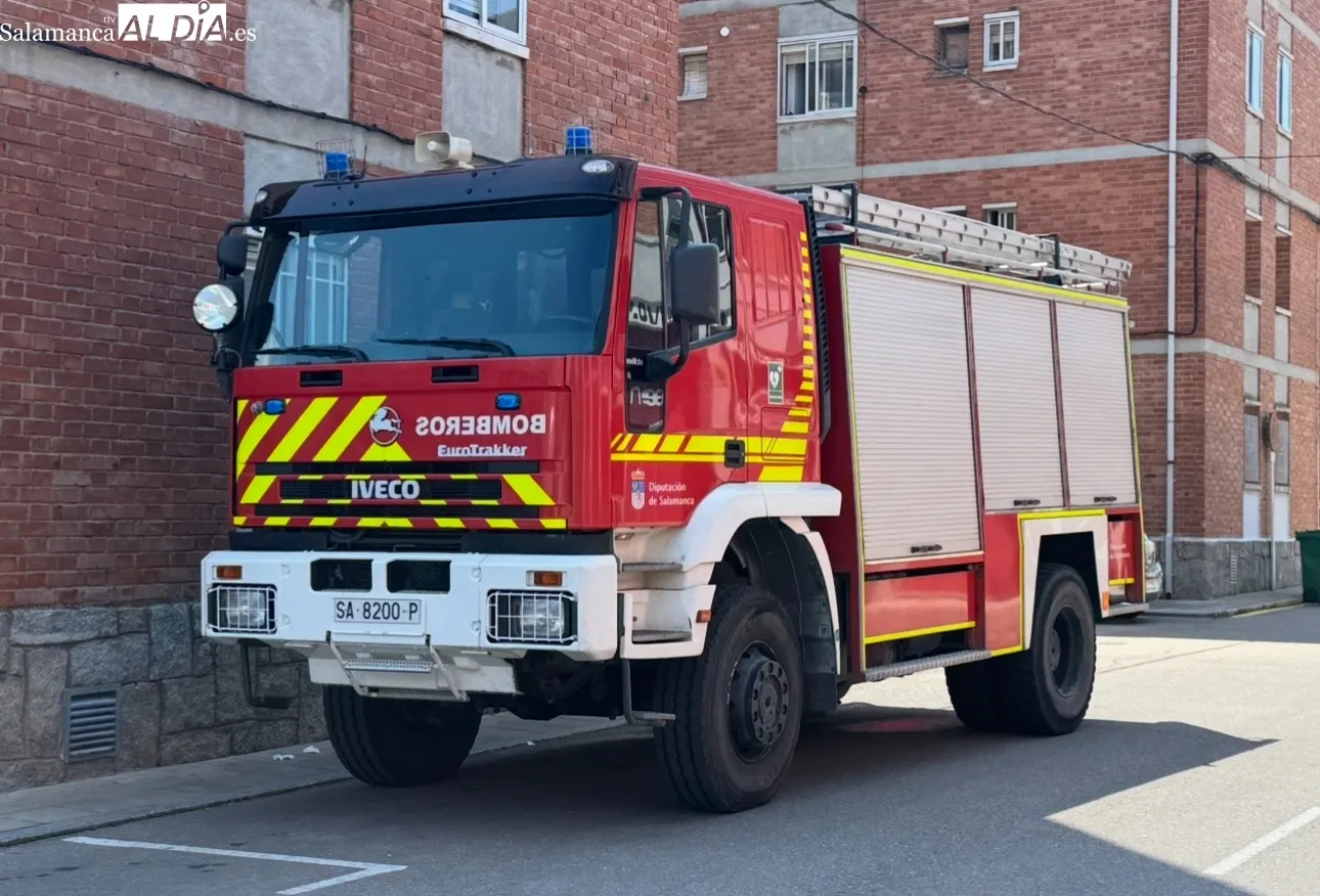 Rápida intervención de los bomberos para liberar a un niño de un coche