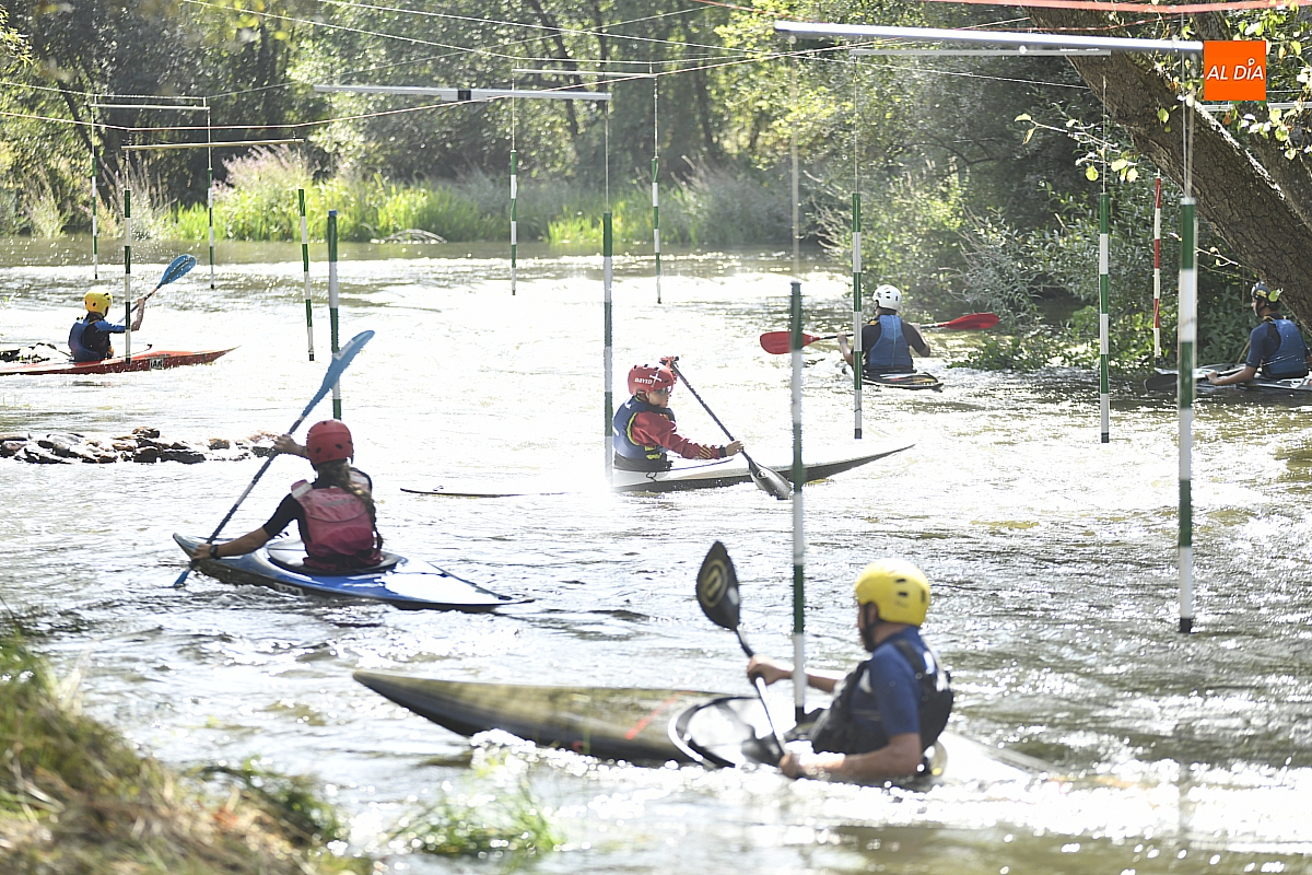 Los palistas van cogiendo el punto a las aguas del Águeda