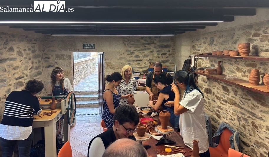 La tradición alfarera de Alba de Tormes revive con cursos gratuitos de cerámica para todas las edades