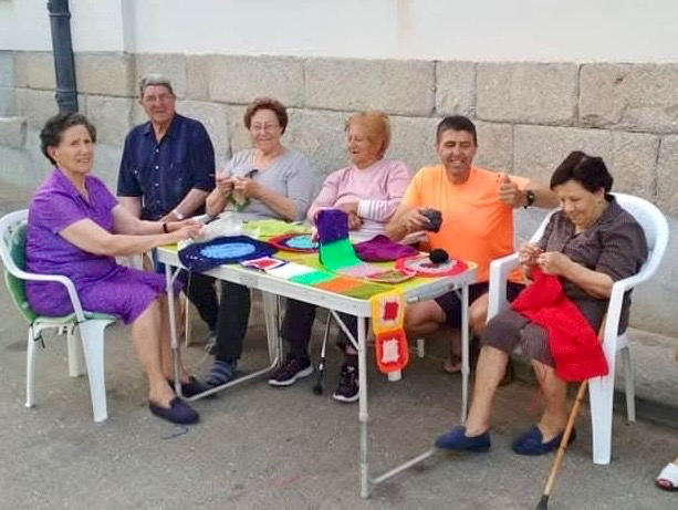 Una espontánea movilización vecinal para levantar el primer gran árbol de ganchillo en Macotera