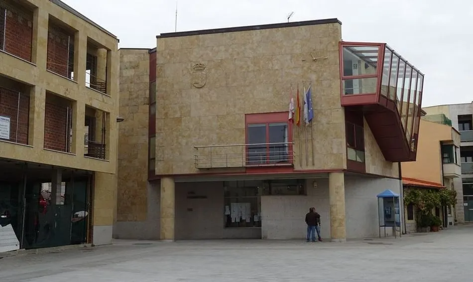 Villamayor bajará el IBI en 2026 al asumir la Junta el coste del transporte metropolitano