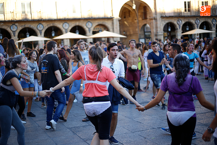 Guerra a las novatadas en Salamanca: un WhatsApp anónimo para acabar con el miedo de los alumnos