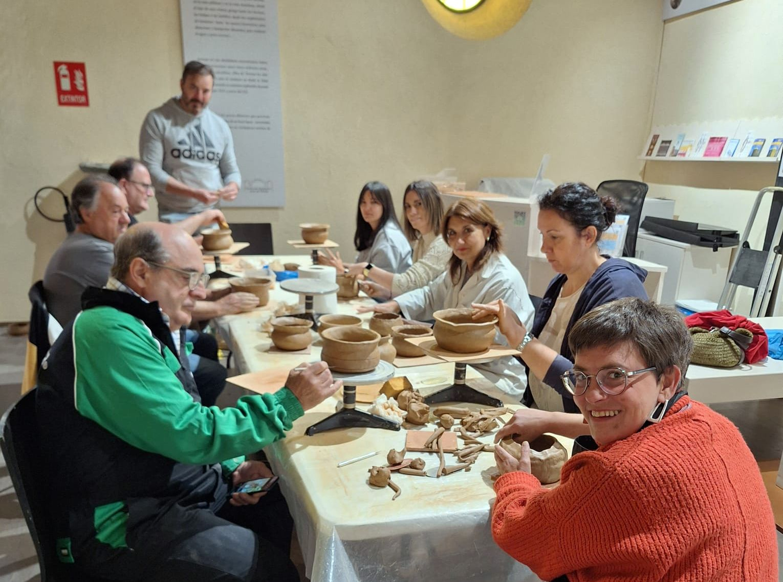 La filigrana y el rakú ponen el broche de oro a los talleres de alfarería en Alba de Tormes