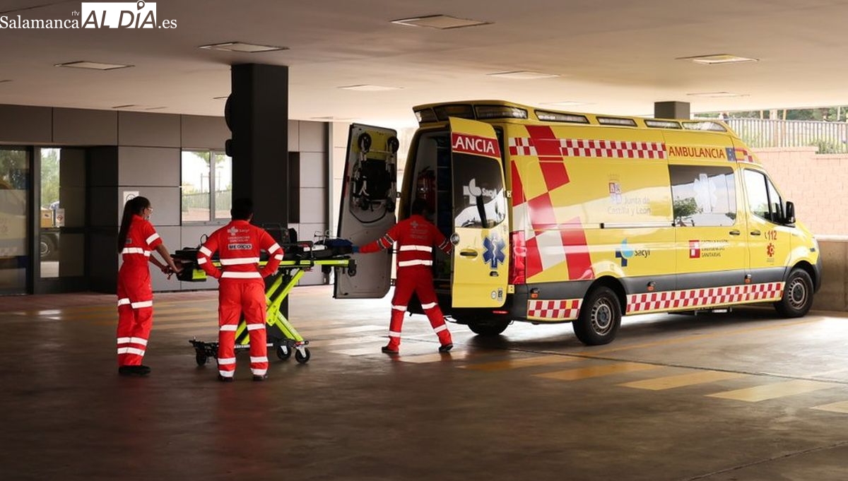Trasladan al Hospital de Salamanca a un menor tras ser golpeado por un autobús en la calle Maestro Lleó